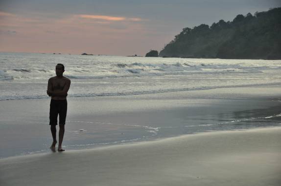 Curtindo o mar em Manuel Antonio, no litoral do Oceano Pacífico, na Costa Rica